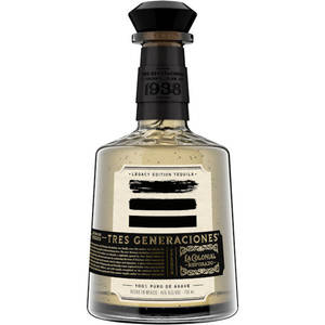 一瓶帶有黑色和金色標籤的Tres Generaciones Legacy Edition龍舌蘭酒。 — 墨西哥 壁紙