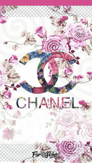 Chanel 標誌被粉紅色和藍色花卉圖案環繞，背景為白色。 — 香奈兒標誌 壁紙