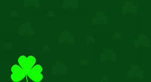 在深綠色圖案背景上發光的四葉草。 — 植物美學 壁紙