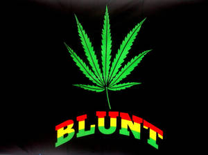 黑色背景上帶有 Rasta 顏色「BLUNT」文字的綠色大麻葉。 — 桌面 壁紙