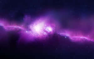 在深空中閃爍著星星的充滿活力的紫色星雲。 — 暗黑美學電腦 壁紙