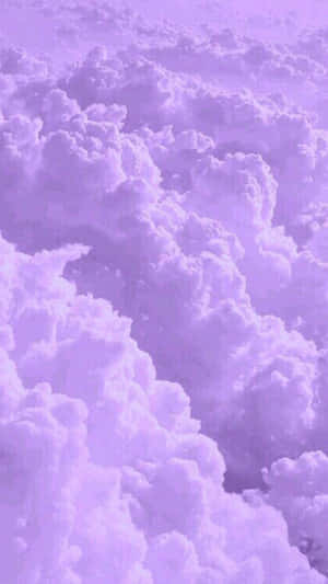 薰衣草色的雲朵充滿天空，呈現寧靜的空中視角。 — 美學雲朵 壁紙