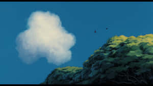 兩隻鳥在藍天下飛過綠色山丘，有一大片白雲。
