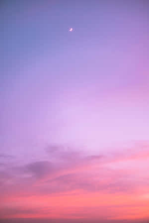 一片寧靜的暮色天空，有月牙和柔和的粉紫色雲朵。 — 日落 壁紙
