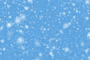 雪花在柔和的藍天下飄落，構成冬日景象。 — 冬季風景 壁紙