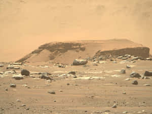 火星表面有岩石和遠處山脊，天空橙色 — 火星人布魯諾 壁紙