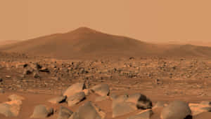橙色天空下火星表面的岩石和丘陵 — 火星人布魯諾 壁紙
