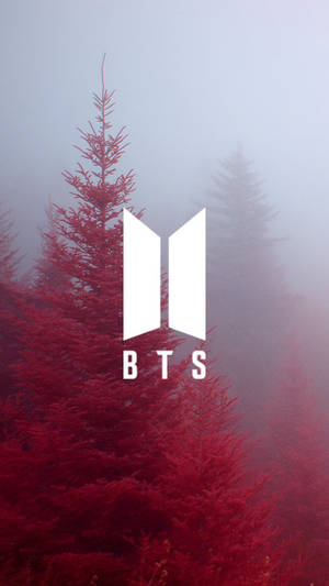 霧林中的紅色松樹上方的BTS標誌