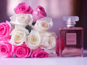 Chanel Coco Mademoiselle 香水瓶與粉紅和白色玫瑰 — 香奈兒 壁紙