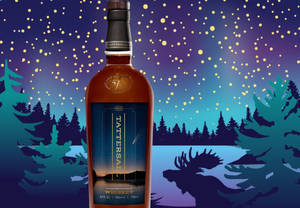 Tattersall 威士忌酒瓶，在星空下帶有森林駝鹿剪影。 — 酒吧 壁紙