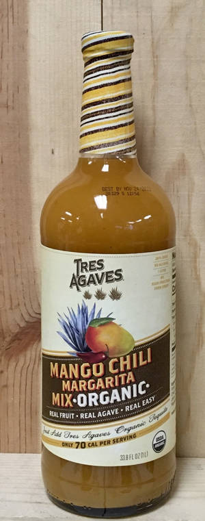 Tres Agaves 有機芒果辣椒瑪格麗特調酒混合液瓶，木質表面 — Galaxy Z Fold 5 壁紙