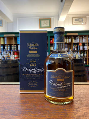 Dalwhinnie威士忌酒瓶和盒子放在木製櫃檯上，威士忌商店 — 雜貨店 壁紙