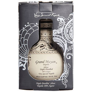 Grand Mayan Silver Tequila 酒瓶（裝飾包裝） — 麥迪遜·比爾 壁紙