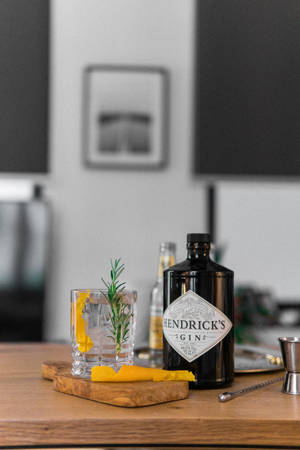 Hendrick's琴酒瓶和迷迭香柑橘雞尾酒在木板上。 — 小米平板 8 Pro 壁紙