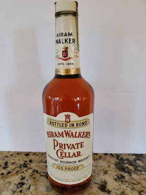 Hiram Walker's Private Cellar 波本威士忌酒瓶放在花崗岩檯面上 — 麥迪遜·比爾 壁紙