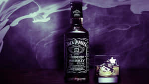 Jack Daniel's威士忌瓶和加冰玻璃杯，深色表面上有紫色煙霧。 — 午夜 壁紙