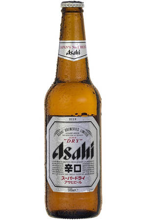 冰涼的Asahi Super Dry啤酒瓶，帶有凝結水珠。 — 日本 壁紙