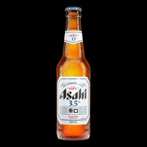 冰涼的朝日超爽啤酒瓶，在黑色背景上凝結水珠。 — 日本 壁紙