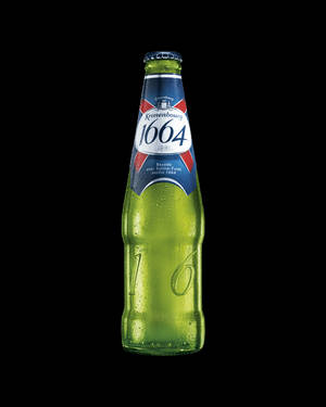 冰涼的綠色Kronenbourg 1664啤酒瓶在黑色背景上帶有冷凝 — 高清 壁紙
