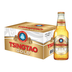 青島金裝啤酒瓶和六罐裝紙盒在白色背景上 — 麥迪遜·比爾 壁紙