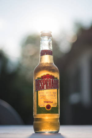戶外桌上冰鎮的Desperados龍舌蘭啤酒瓶 — 小米平板 7 Ultra 壁紙