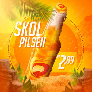冰鎮的Skol Pilsen啤酒瓶在沙中，有熱帶棕櫚葉和價格標籤。 — 草地 壁紙