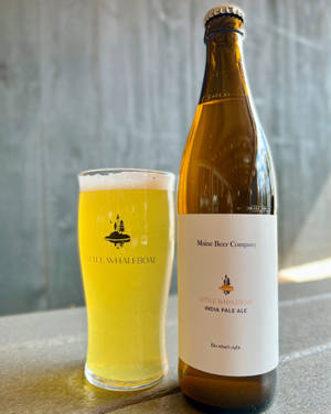 木桌上的一瓶及一杯Little Whaleboat India Pale Ale。 — 啤酒 壁紙