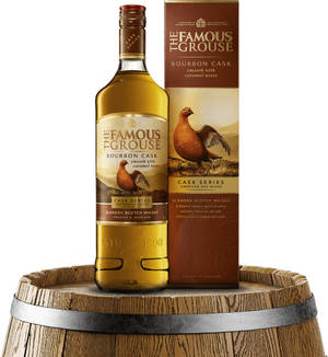 木桶上的 The Famous Grouse Bourbon Cask 威士忌瓶及盒。 — 榮耀Magic V Flip 2 壁紙