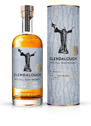 Glendalough Pot Still愛爾蘭威士忌瓶和管，帶有風格化人物設計。 — 品牌 壁紙