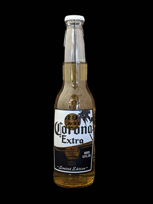 一瓶帶有限量版標籤的Corona Extra啤酒瓶，背景為黑色。 — 啤酒 壁紙