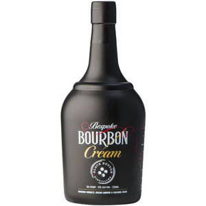帶有白色和金色標籤的 Bespoke Bourbon Cream 利口酒黑色瓶子。 — 黑色 壁紙