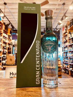 Gran Centenario Cristalino龍舌蘭酒瓶和盒子在酒類商店的木製櫃檯上。 — 雜貨店 壁紙