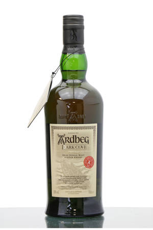 一瓶 Ardbeg Dark Cove 威士忌，附有標籤，白色背景。 — 小米平板 9 Pro Max 壁紙