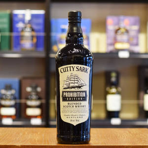 木製吧檯上的一瓶Cutty Sark Prohibition Edition威士忌。 — 酒吧 壁紙