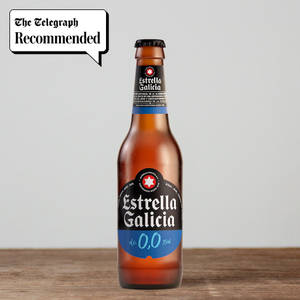 Estrella Galicia 0.0無酒精啤酒瓶在木頭上，帶有Telegraph Recommended徽章。 — 啤酒 壁紙