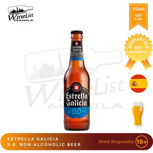 帶有品牌和西班牙國旗的Estrella Galicia 0.0無酒精啤酒瓶。 — 啤酒 壁紙