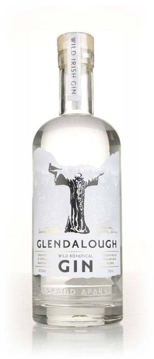 一瓶清澈的Glendalough Wild Botanical Gin，帶有黑色長袍人物標籤。 — 簡約 壁紙