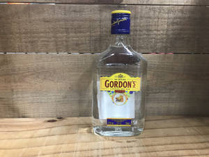 木面上的一瓶Gordon's琴酒。 — 深綠色系動畫 壁紙