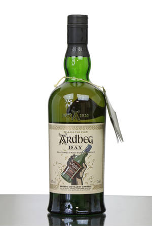 反射表面上的綠色Ardbeg Day威士忌瓶，帶有標籤和吊牌。 — 小米平板 9 Pro 壁紙