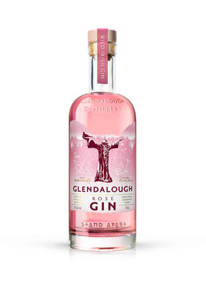 一瓶帶有粉紅色液體和山形設計標籤的Glendalough Rose Gin。 — 品牌 壁紙