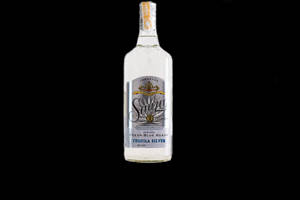 黑色背景上的 Sauza Tequila Silver 酒瓶 — 高解析度 壁紙