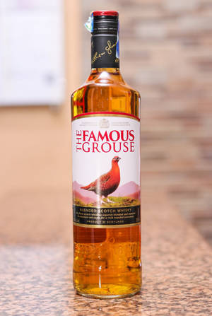 櫃檯上的一瓶 The Famous Grouse 威士忌。 — 小米平板 壁紙