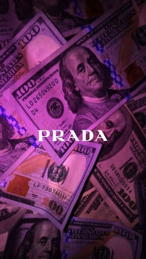 紫色燈光下的一百美元鈔票，疊加'PRADA'文字。 — 普拉巴斯 壁紙