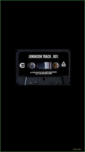 在黑色背景上，一盒標有 Jungkook Track 901 的發光卡式錄音帶。 — 乾淨 壁紙