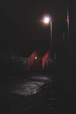 夜晚，一盞路燈照亮濕漉漉的樓梯。 — 美麗的夜晚 壁紙