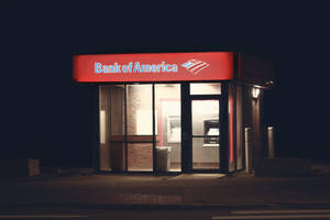 夜晚在城市街道上亮起的Bank of America自動櫃員機亭。 — 一护卍解 壁紙