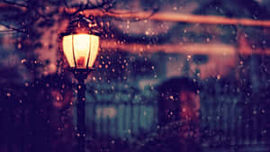 夜晚雪中發光的路燈，模糊的城市背景。 — 光線 壁紙