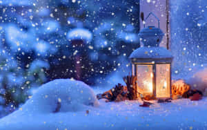 雪夜中在雪地裡點亮的燈籠。
