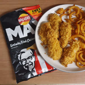 炸雞柳和薯格與Walkers Max KFC洋芋片放在木桌上。 — iPad Pro M4 壁紙