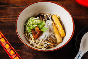 木桌上冒煙的越南河粉，配有河粉、豆芽和豆腐。 — 貴賓狗 壁紙